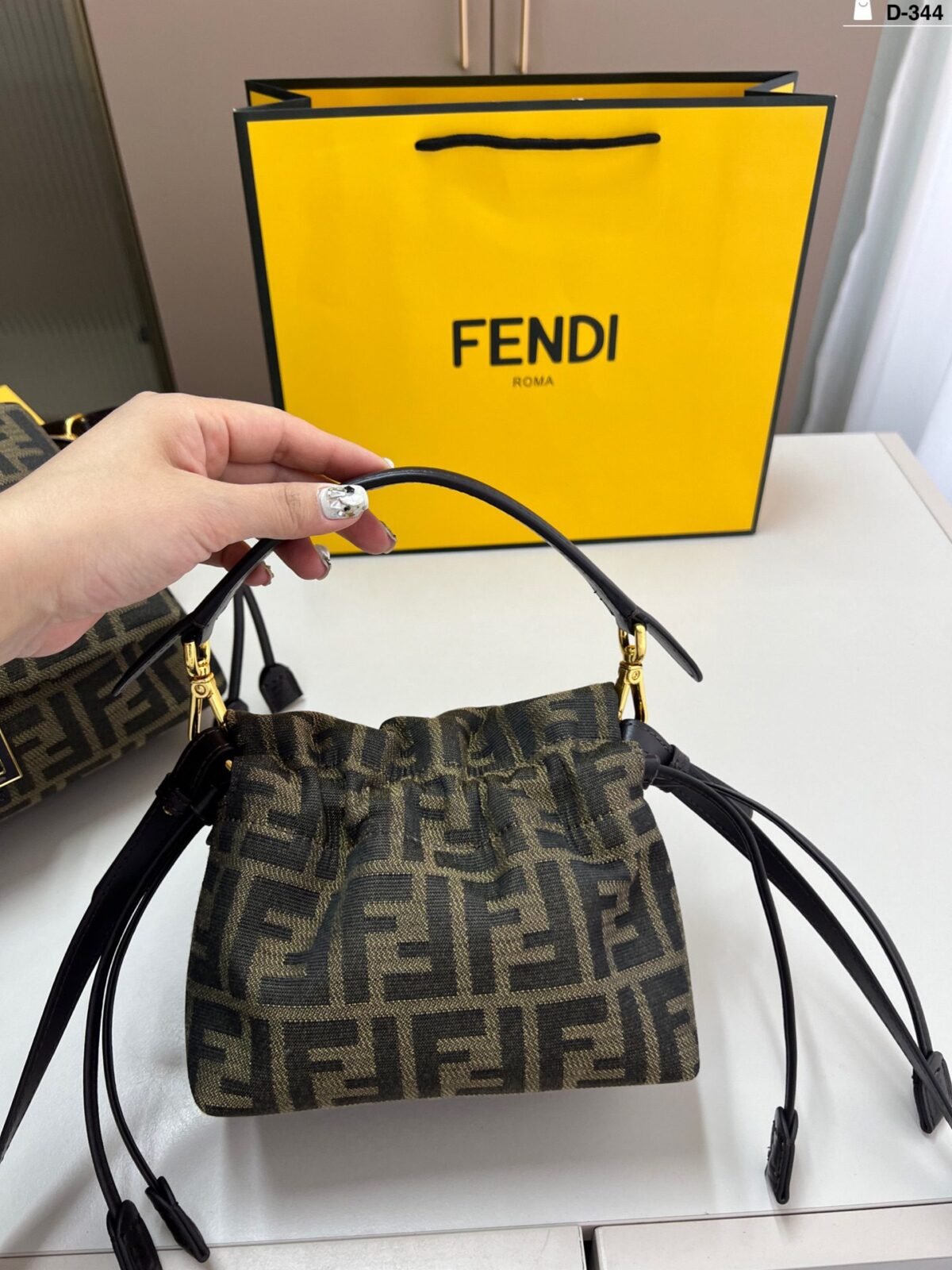 ⁦حقيبة فندي باغيت⁩ - الصورة ⁦4⁩