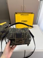 ⁦حقيبة فندي باغيت⁩ - الصورة ⁦3⁩