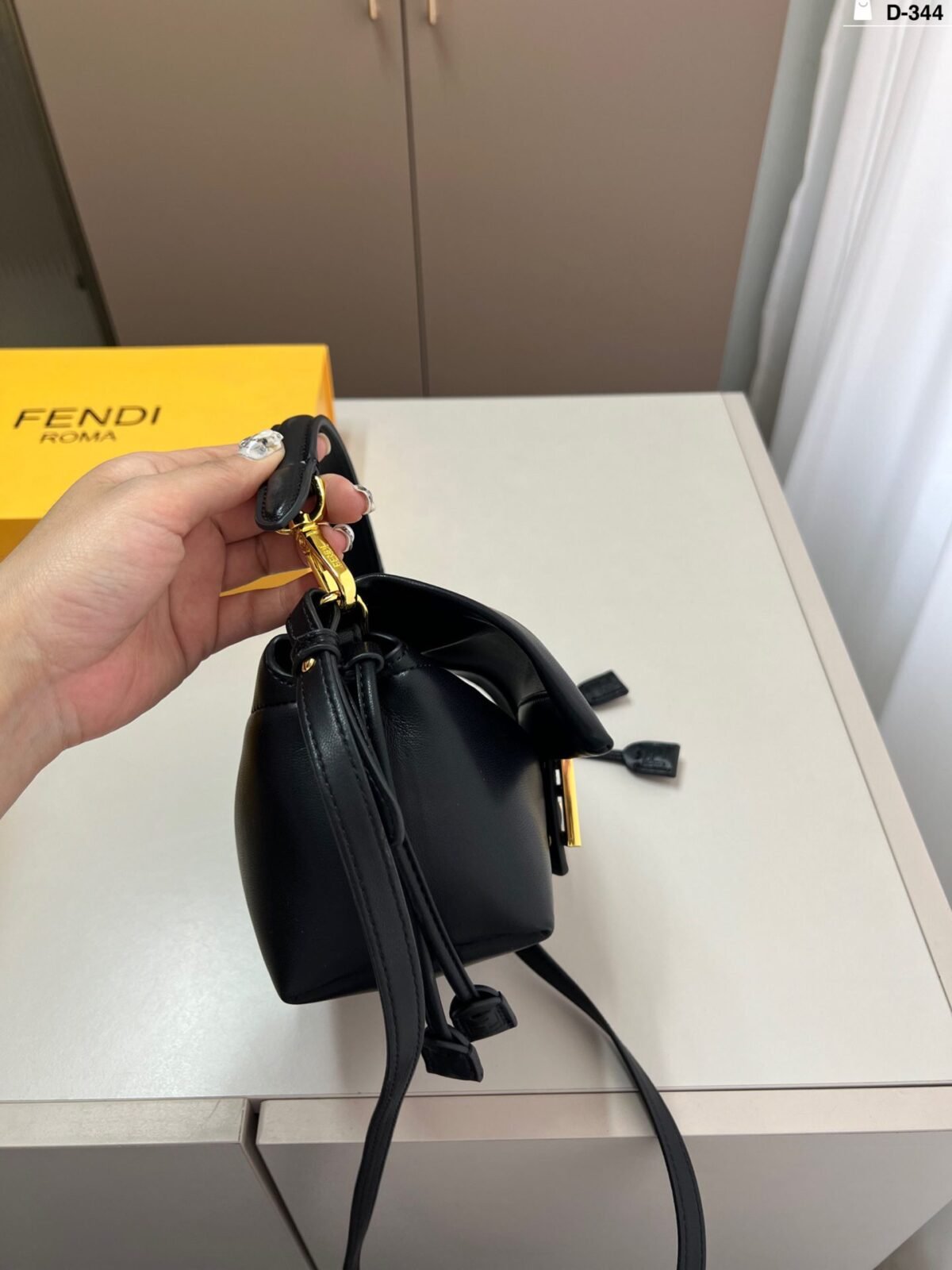 ⁦أحدث حقيبة باغيت من فندي، مقاس 18×15 سم⁩ - الصورة ⁦6⁩