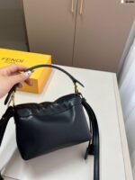 ⁦أحدث حقيبة باغيت من فندي، مقاس 18×15 سم⁩ - الصورة ⁦4⁩