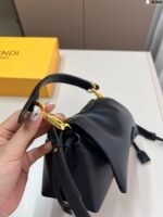 ⁦أحدث حقيبة باغيت من فندي، مقاس 18×15 سم⁩ - الصورة ⁦7⁩