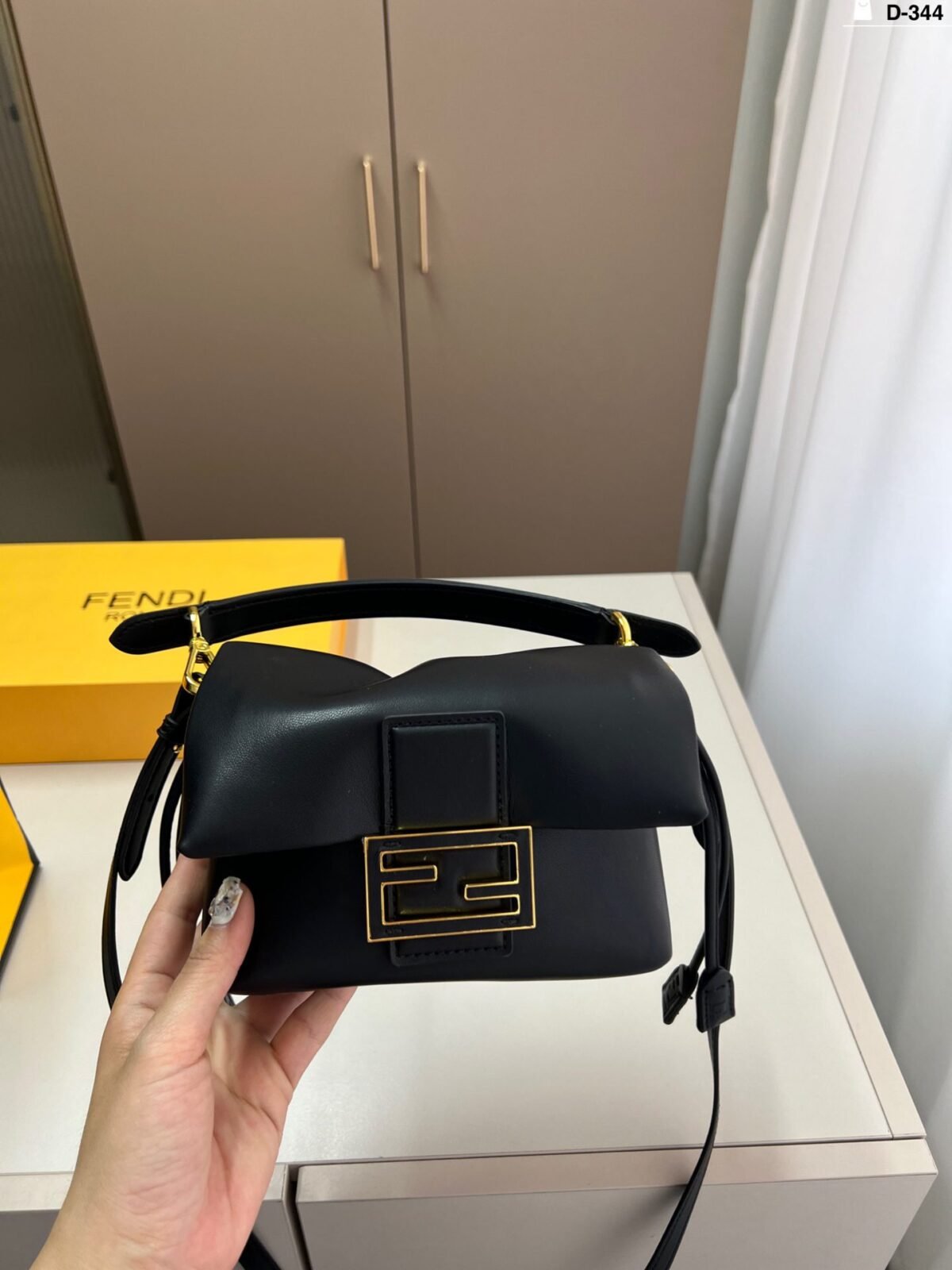 ⁦أحدث حقيبة باغيت من فندي، مقاس 18×15 سم⁩ - الصورة ⁦3⁩