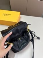 ⁦أحدث حقيبة باغيت من فندي، مقاس 18×15 سم⁩ - الصورة ⁦5⁩