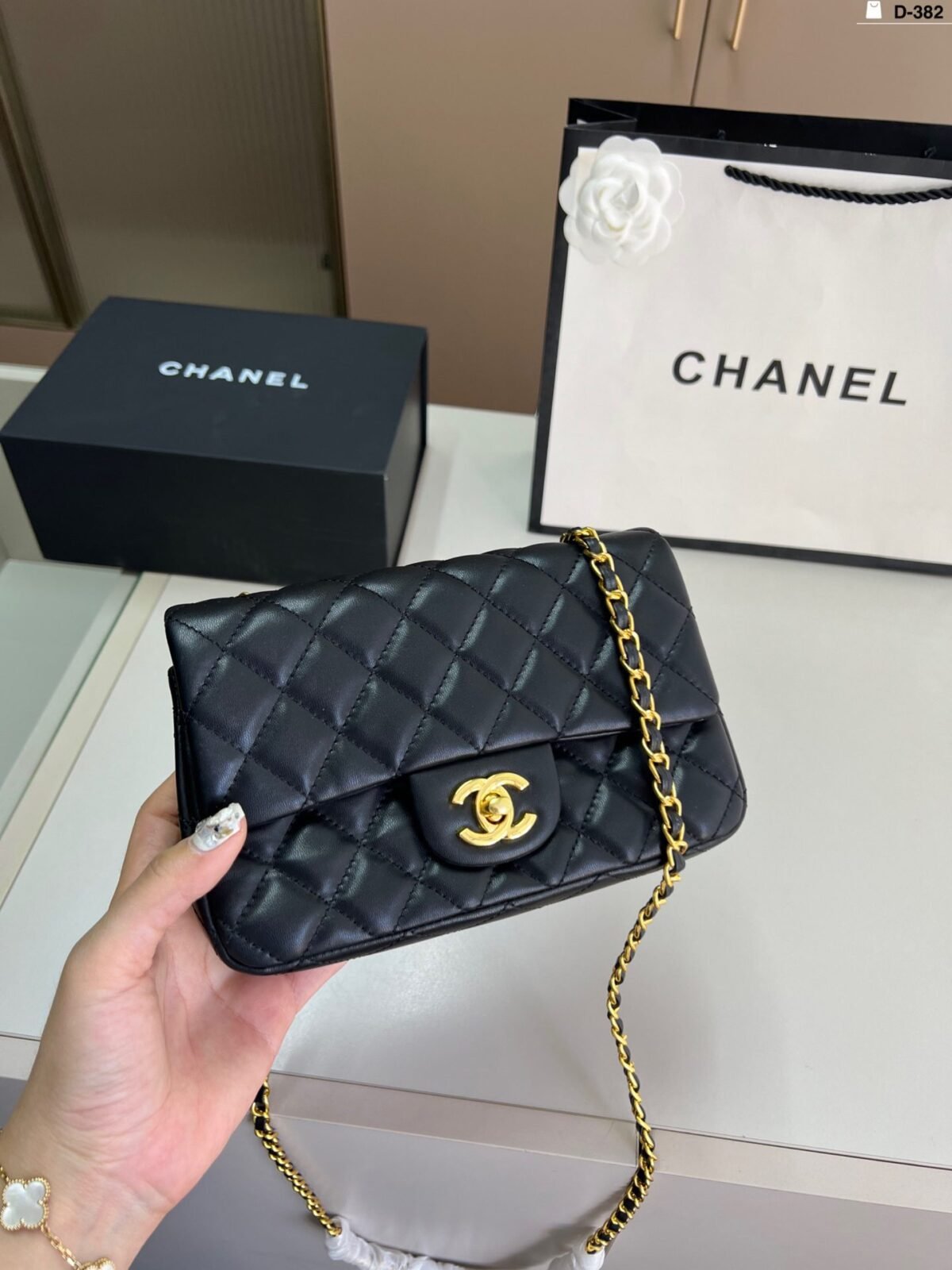 ⁦حقيبة شانيل الكلاسيكية المربعة السميكة⁩ - الصورة ⁦1⁩