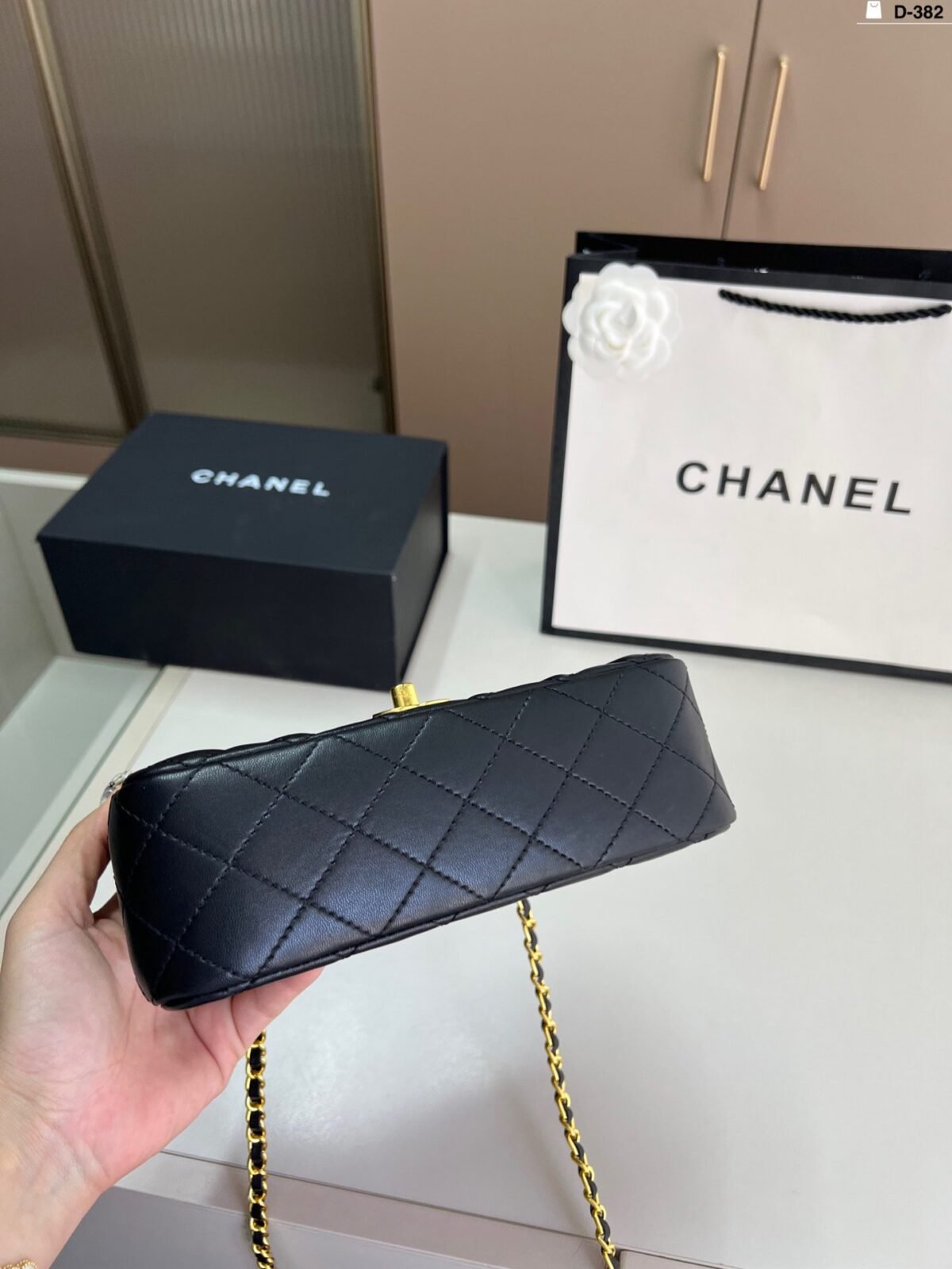 ⁦حقيبة شانيل الكلاسيكية المربعة السميكة⁩ - الصورة ⁦8⁩