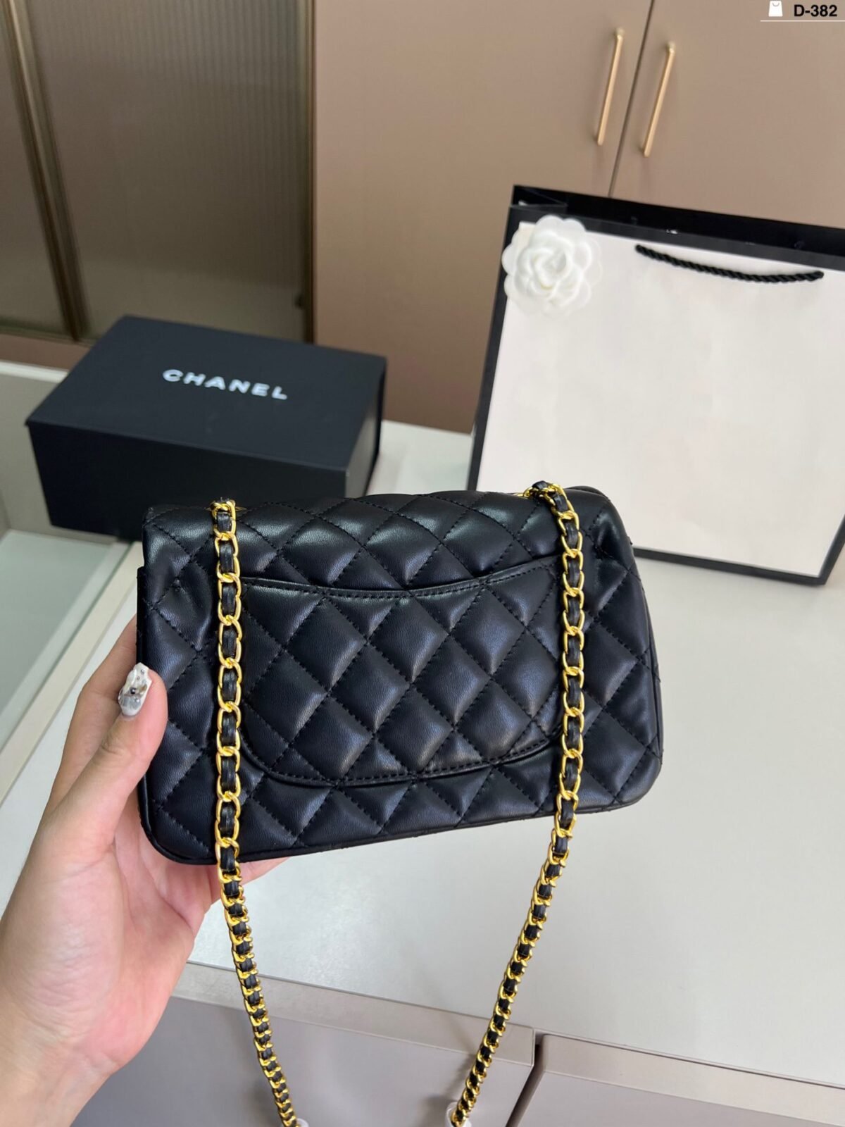 ⁦حقيبة شانيل الكلاسيكية المربعة السميكة⁩ - الصورة ⁦4⁩