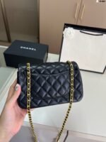 ⁦حقيبة شانيل الكلاسيكية المربعة السميكة⁩ - الصورة ⁦4⁩