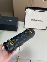 ⁦حقيبة شانيل الكلاسيكية المربعة السميكة⁩ - الصورة ⁦7⁩