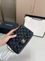 ⁦حقيبة شانيل الكلاسيكية المربعة السميكة⁩ - الصورة ⁦3⁩