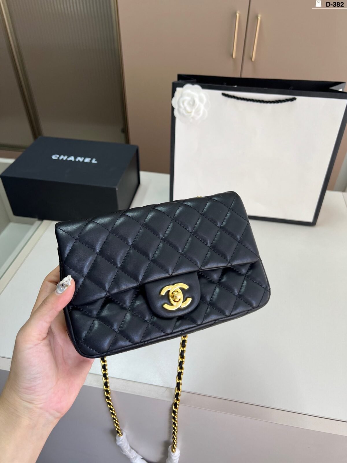 ⁦حقيبة شانيل الكلاسيكية المربعة السميكة⁩ - الصورة ⁦2⁩