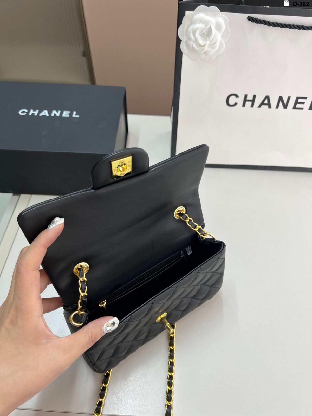 ⁦حقيبة شانيل الكلاسيكية المربعة السميكة⁩ - الصورة ⁦5⁩