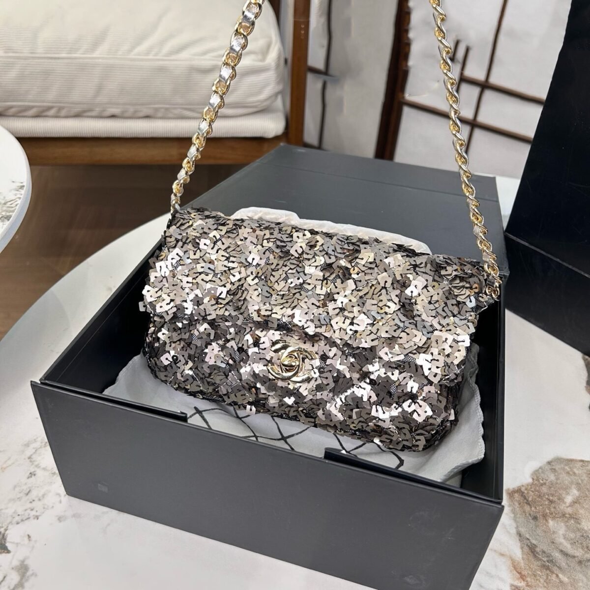 ⁦حقيبة شانيل CF مزينة بالترتر⁩ - الصورة ⁦2⁩