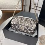 ⁦حقيبة شانيل CF مزينة بالترتر⁩ - الصورة ⁦2⁩