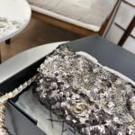 ⁦حقيبة شانيل CF مزينة بالترتر⁩ - الصورة ⁦3⁩