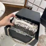 ⁦حقيبة شانيل CF مزينة بالترتر⁩ - الصورة ⁦6⁩