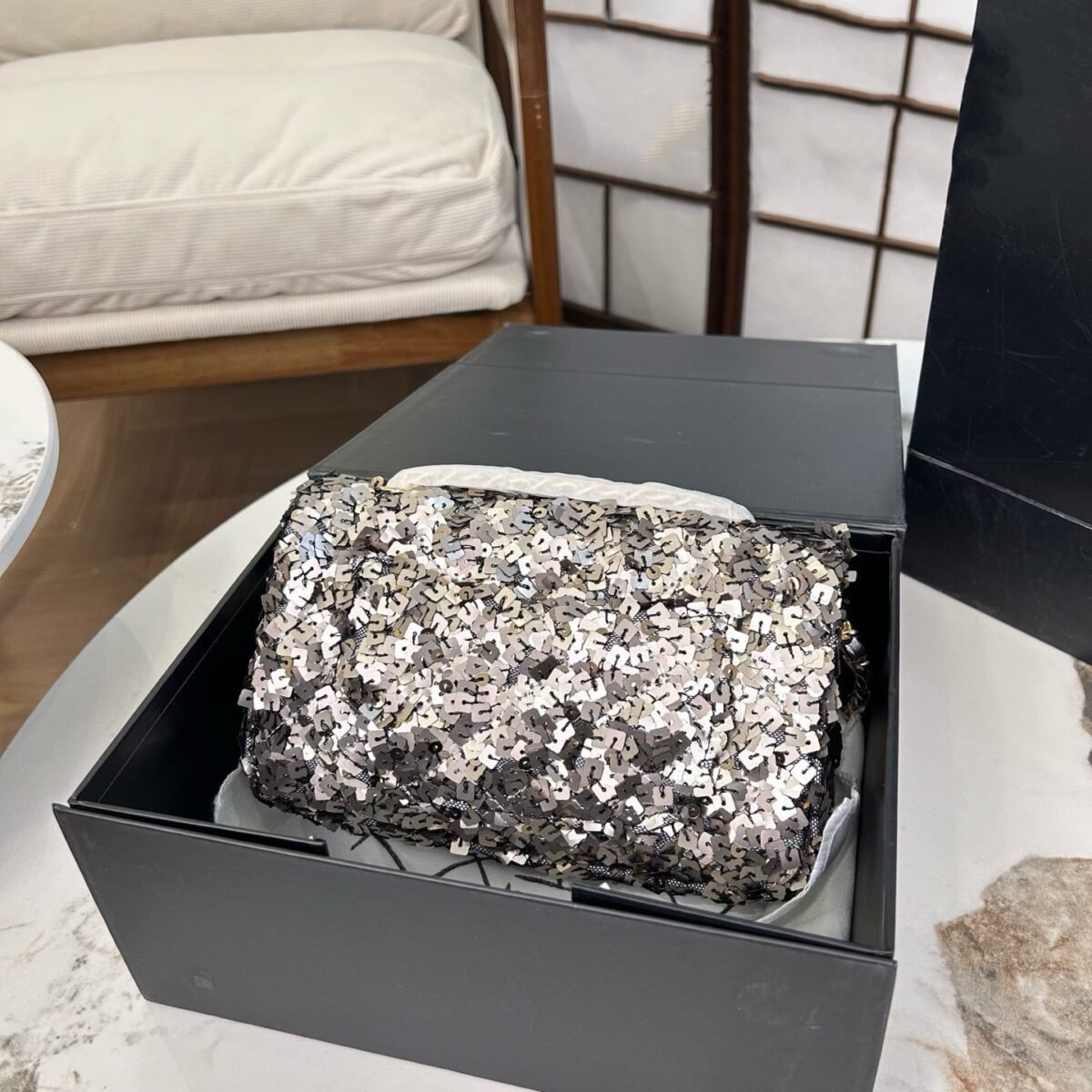 ⁦حقيبة شانيل CF مزينة بالترتر⁩ - الصورة ⁦4⁩