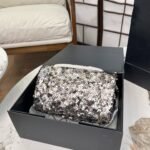 ⁦حقيبة شانيل CF مزينة بالترتر⁩ - الصورة ⁦4⁩