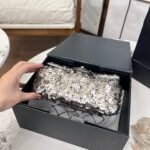 ⁦حقيبة شانيل CF مزينة بالترتر⁩ - الصورة ⁦7⁩