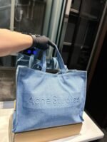 ⁦حقيبة توت من قماش الدنيم من Acne Studios⁩ - الصورة ⁦2⁩