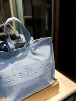 ⁦حقيبة توت من قماش الدنيم من Acne Studios⁩ - الصورة ⁦4⁩