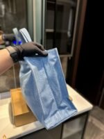 ⁦حقيبة توت من قماش الدنيم من Acne Studios⁩ - الصورة ⁦7⁩