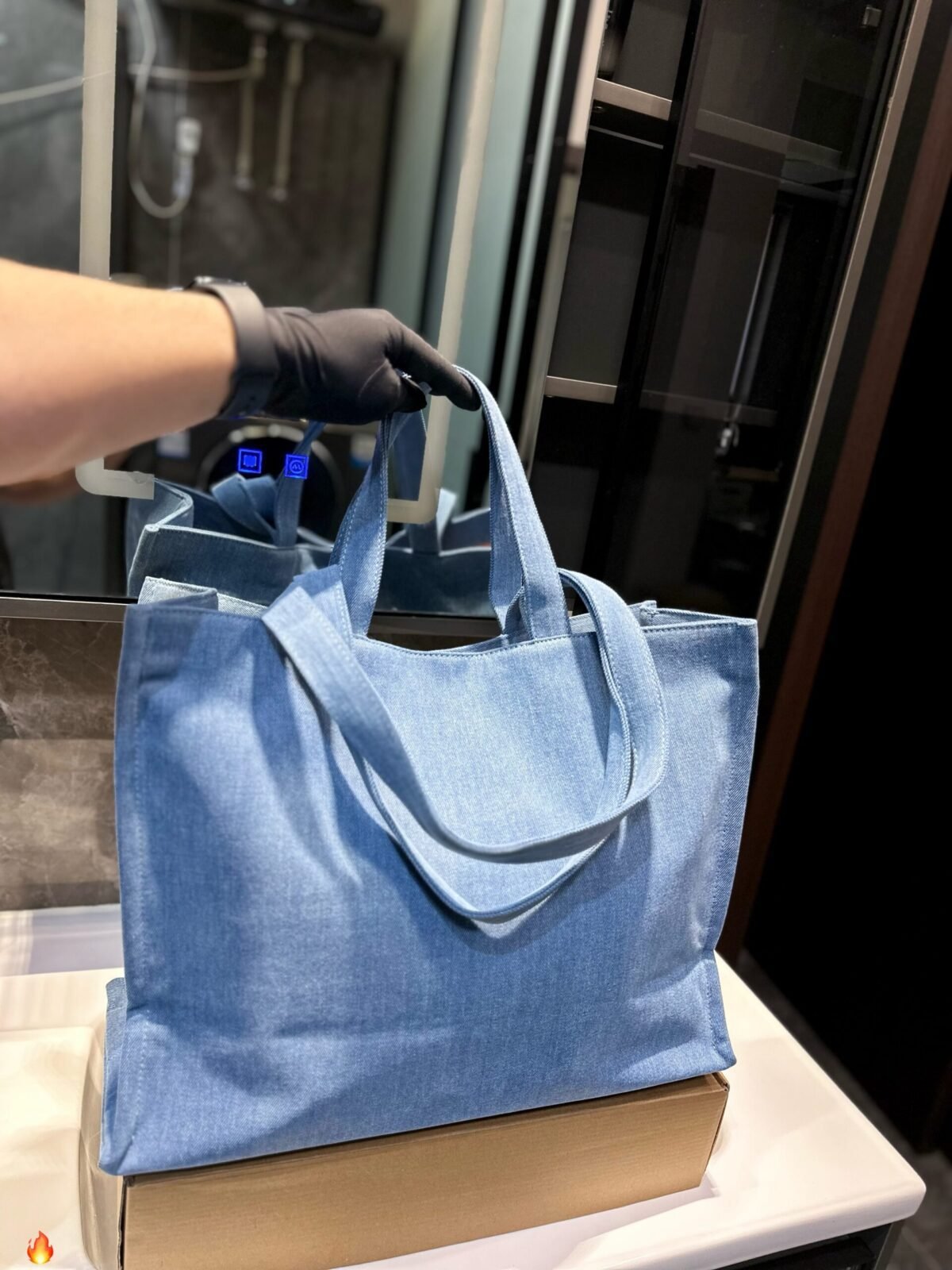 ⁦حقيبة توت من قماش الدنيم من Acne Studios⁩ - الصورة ⁦6⁩