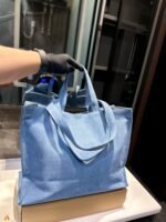 ⁦حقيبة توت من قماش الدنيم من Acne Studios⁩ - الصورة ⁦6⁩