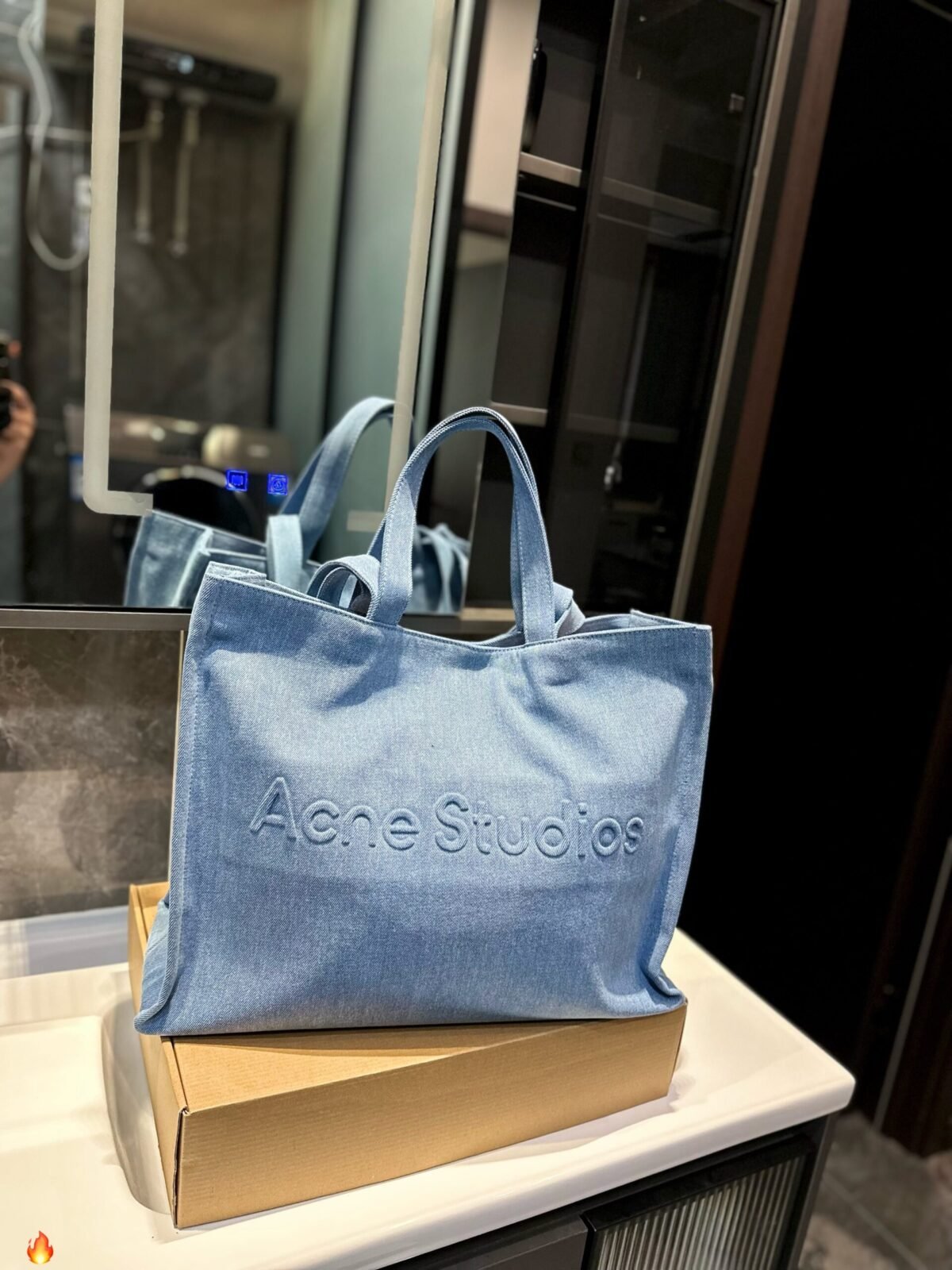 ⁦حقيبة توت من قماش الدنيم من Acne Studios⁩ - الصورة ⁦1⁩