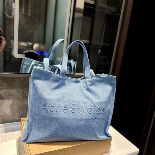 حقيبة توت من قماش الدنيم من Acne Studios