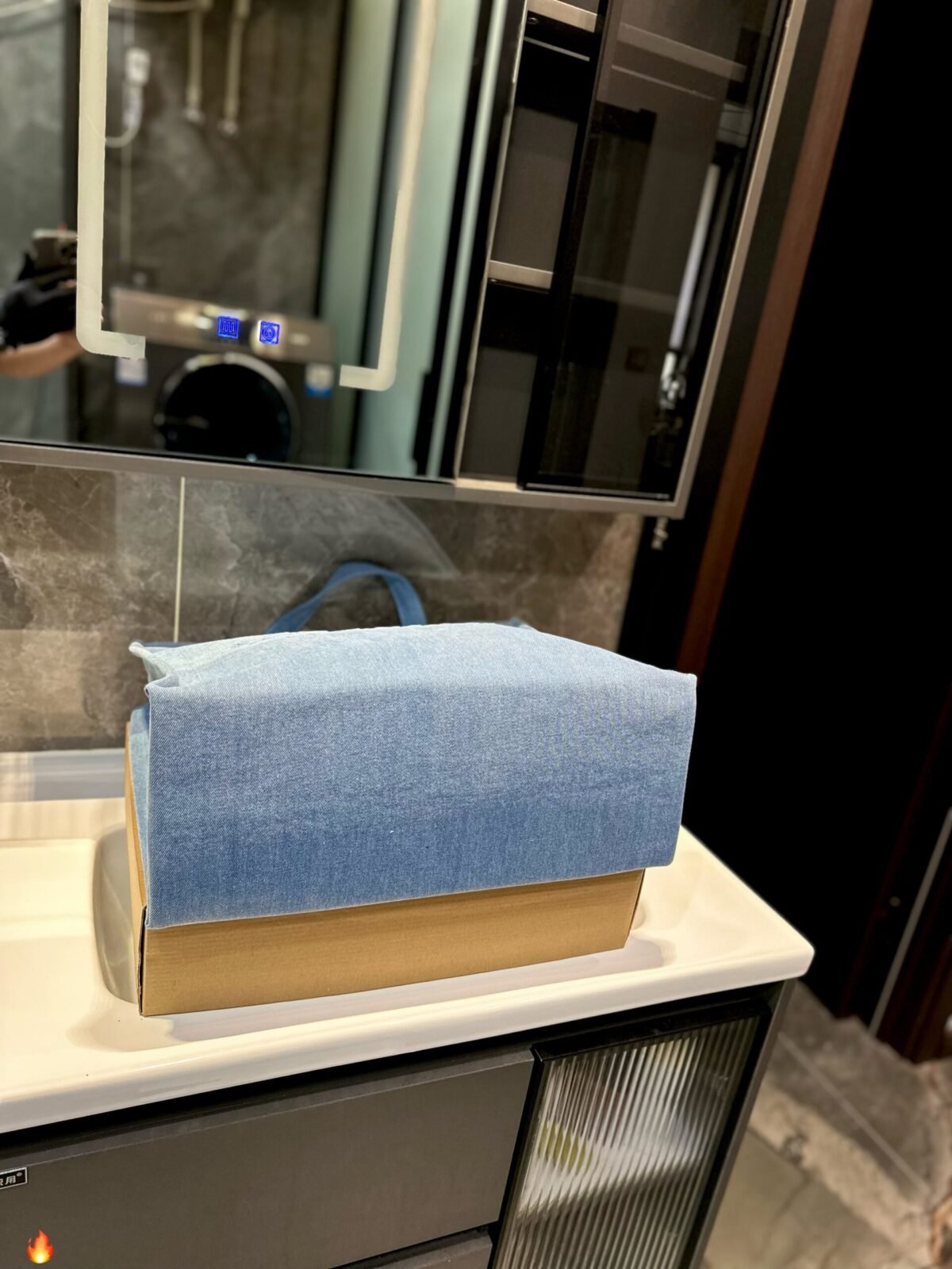 ⁦حقيبة توت من قماش الدنيم من Acne Studios⁩ - الصورة ⁦8⁩