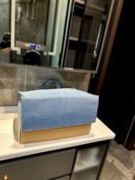 ⁦حقيبة توت من قماش الدنيم من Acne Studios⁩ - الصورة ⁦8⁩