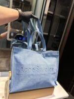 ⁦حقيبة توت من قماش الدنيم من Acne Studios⁩ - الصورة ⁦3⁩