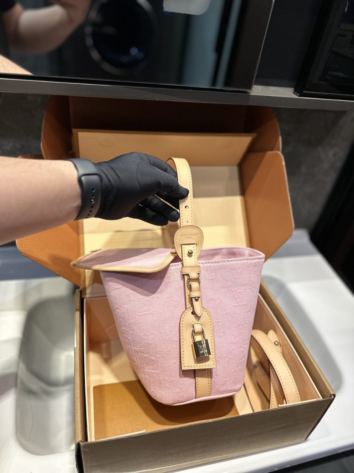 ⁦حقيبة دلو جينز من لويس فويتون⁩ - الصورة ⁦1⁩