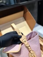 ⁦حقيبة دلو جينز من لويس فويتون⁩ - الصورة ⁦9⁩