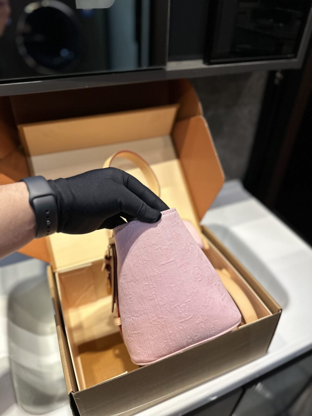 ⁦حقيبة دلو جينز من لويس فويتون⁩ - الصورة ⁦4⁩