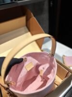 ⁦حقيبة دلو جينز من لويس فويتون⁩ - الصورة ⁦7⁩