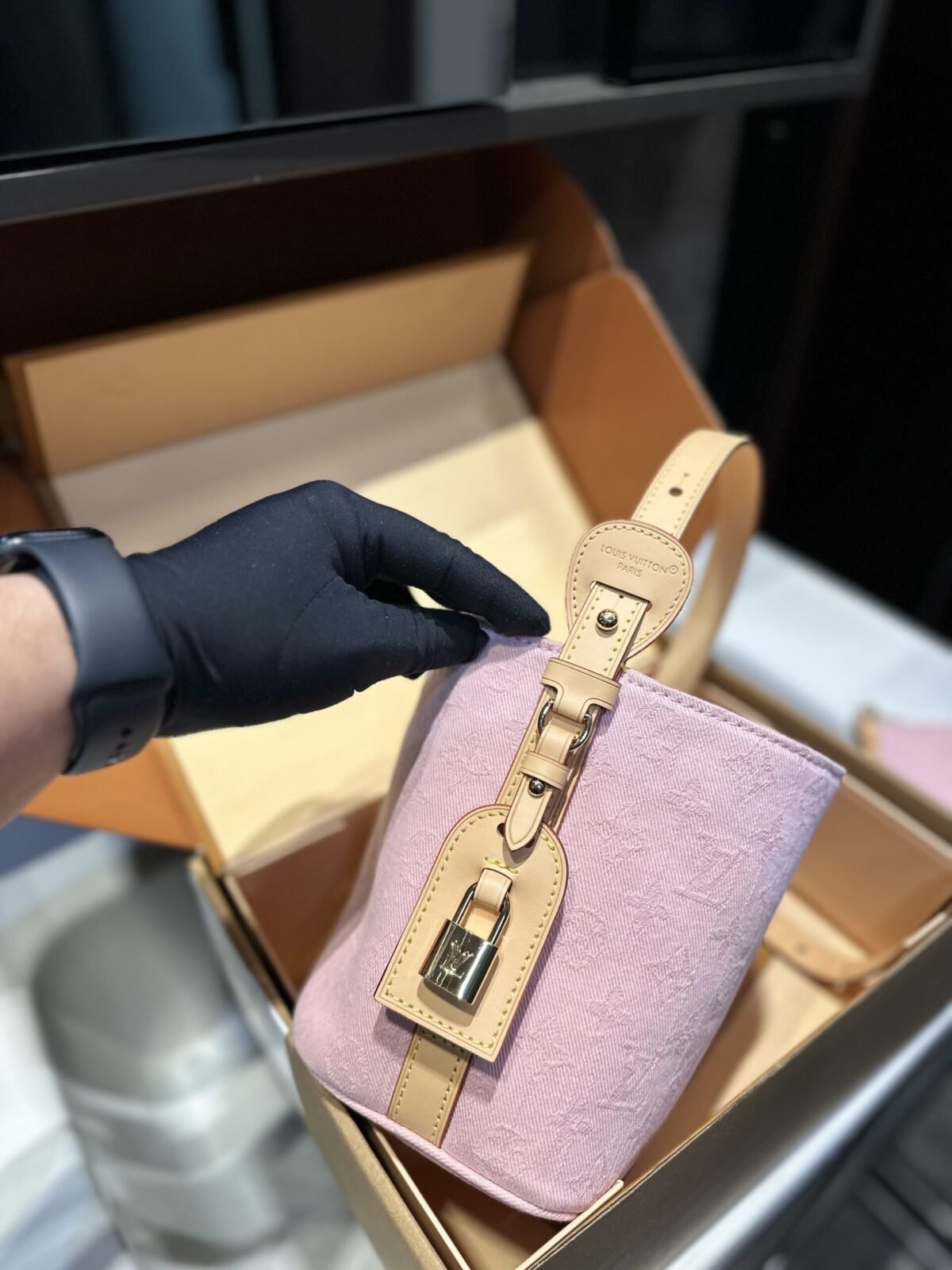 ⁦حقيبة دلو جينز من لويس فويتون⁩ - الصورة ⁦2⁩