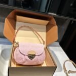 حقيبة جينز من Louis Vuitton، مقاسها 26*15 سم.