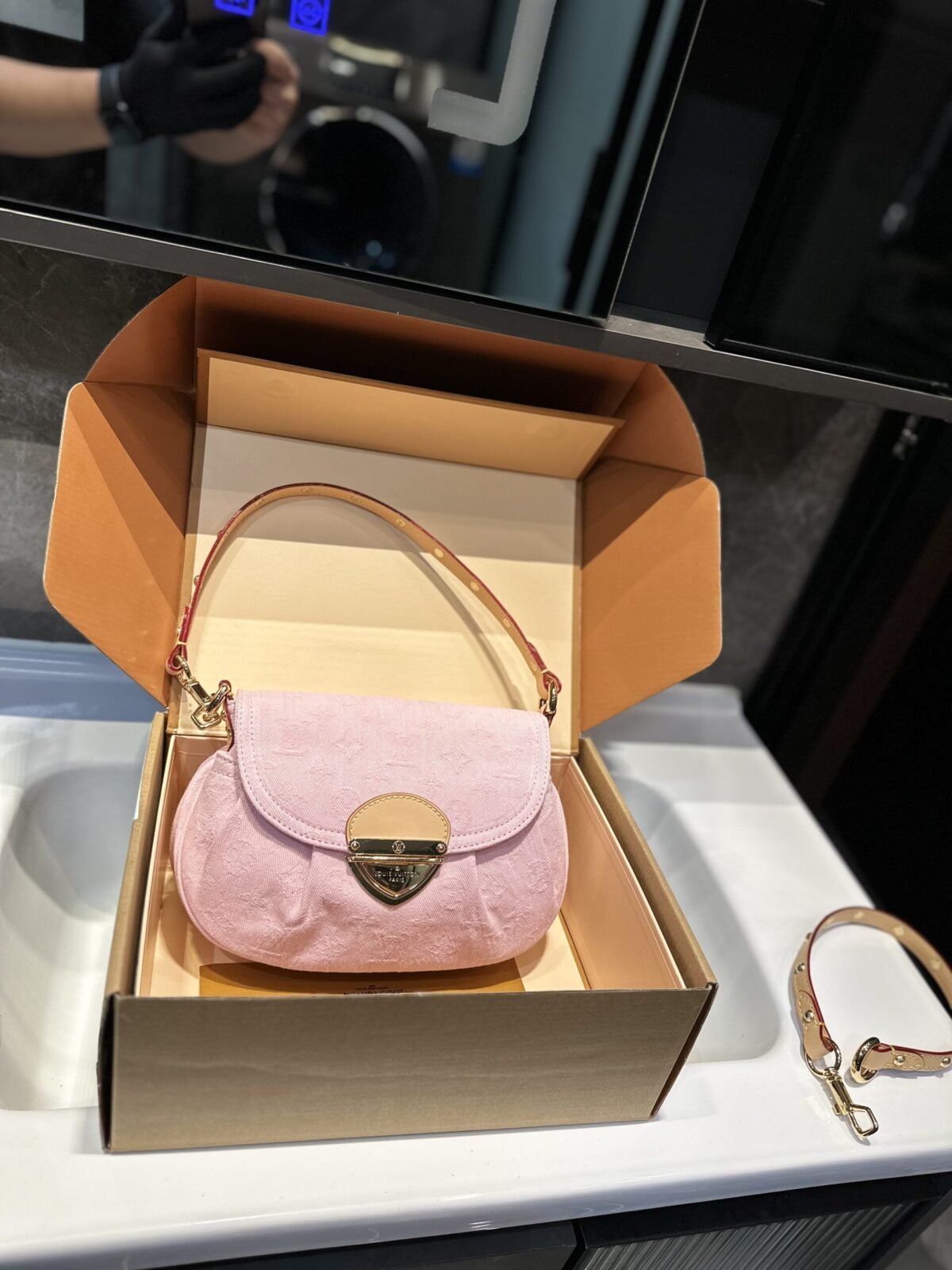 ⁦حقيبة جينز من Louis Vuitton، مقاسها 26*15 سم.⁩ - الصورة ⁦1⁩