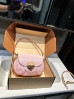 حقيبة جينز من Louis Vuitton، مقاسها 26*15 سم.
