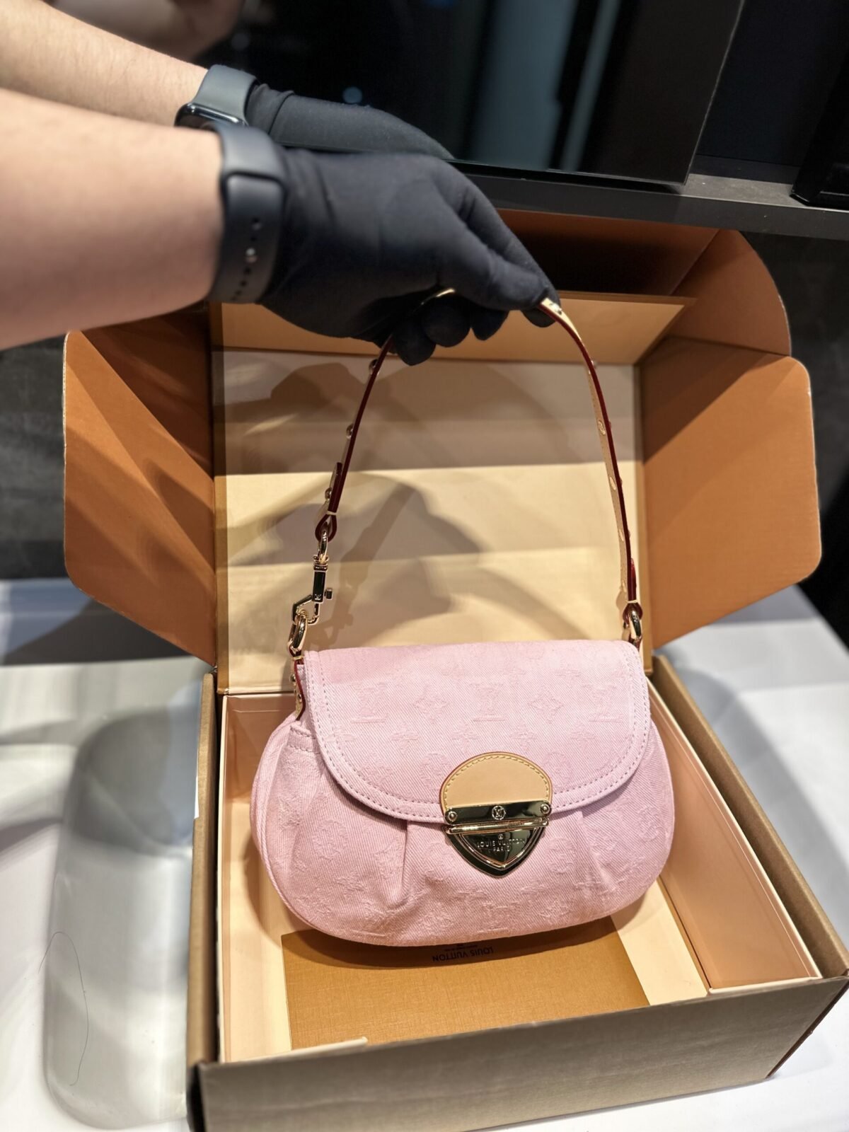 ⁦حقيبة جينز من Louis Vuitton، مقاسها 26*15 سم.⁩ - الصورة ⁦2⁩