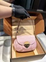 ⁦حقيبة جينز من Louis Vuitton، مقاسها 26*15 سم.⁩ - الصورة ⁦2⁩