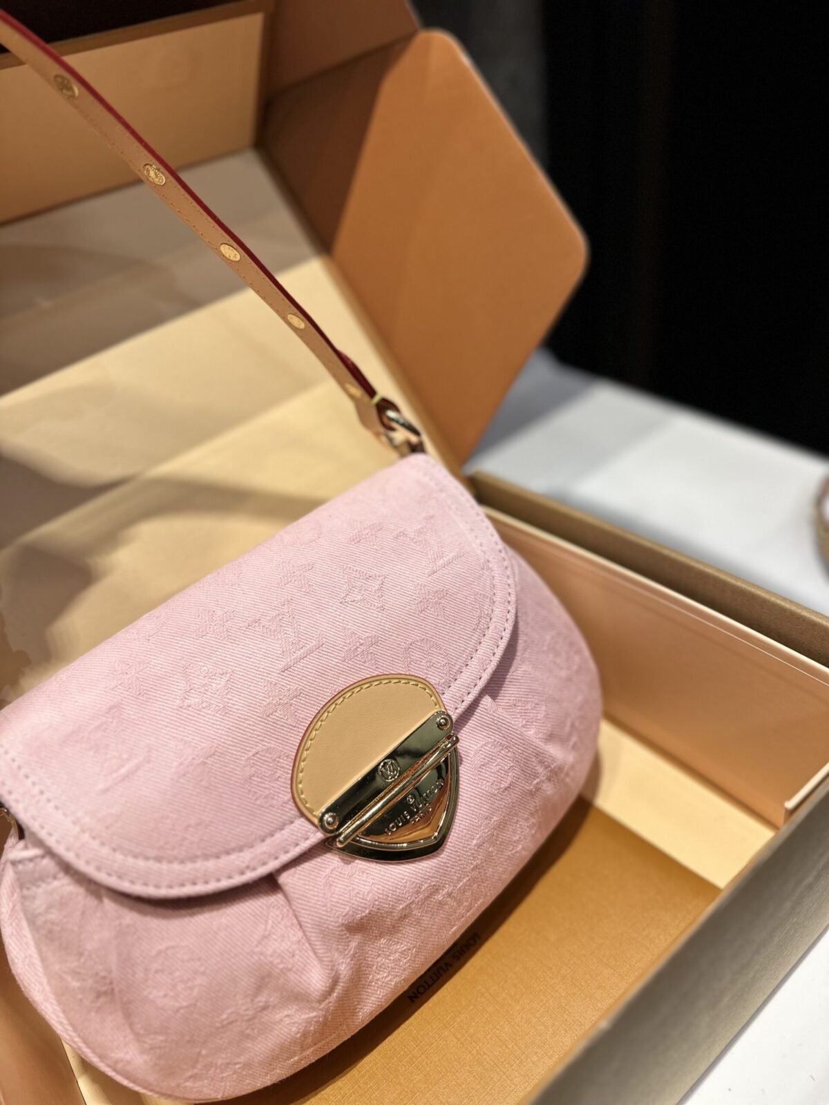 ⁦حقيبة جينز من Louis Vuitton، مقاسها 26*15 سم.⁩ - الصورة ⁦4⁩