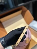 ⁦حقيبة جينز من Louis Vuitton، مقاسها 26*15 سم.⁩ - الصورة ⁦9⁩