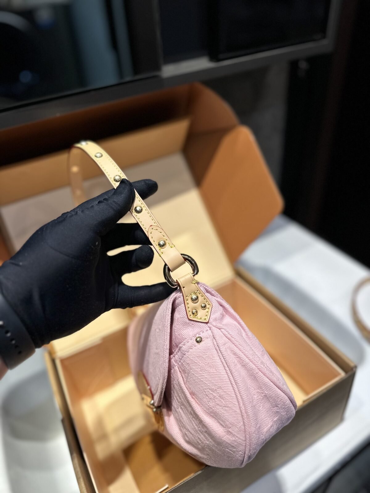 ⁦حقيبة جينز من Louis Vuitton، مقاسها 26*15 سم.⁩ - الصورة ⁦5⁩