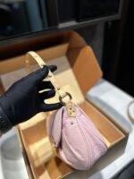 ⁦حقيبة جينز من Louis Vuitton، مقاسها 26*15 سم.⁩ - الصورة ⁦5⁩