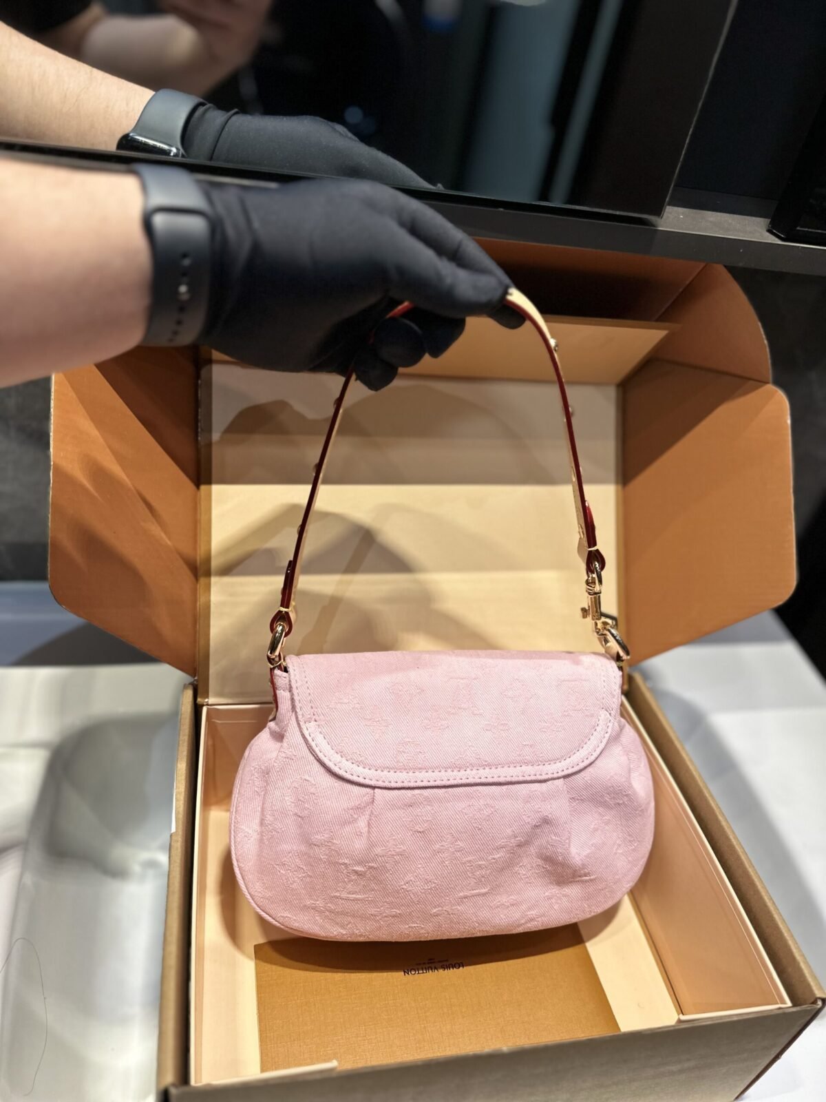 ⁦حقيبة جينز من Louis Vuitton، مقاسها 26*15 سم.⁩ - الصورة ⁦3⁩