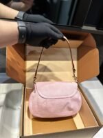 ⁦حقيبة جينز من Louis Vuitton، مقاسها 26*15 سم.⁩ - الصورة ⁦3⁩