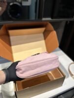 ⁦حقيبة جينز من Louis Vuitton، مقاسها 26*15 سم.⁩ - الصورة ⁦7⁩