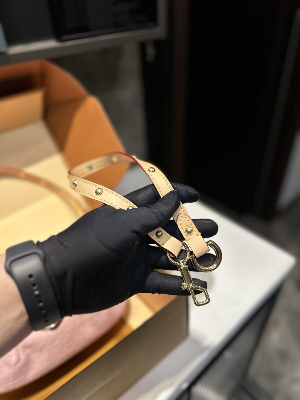 ⁦حقيبة جينز من Louis Vuitton، مقاسها 26*15 سم.⁩ - الصورة ⁦8⁩